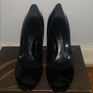 Black pumps